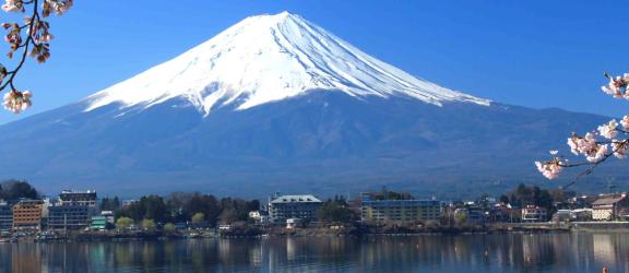 Fuji-vuori-ja-sakura-Japani